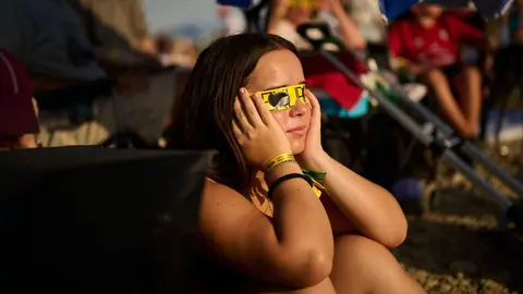 Miles de personas viven el eclipse en la localidad Navarra de Ler&iacute;n. PABLO LASAOSA