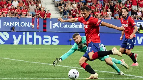 Ante Budimir (17. CA Osasuna) y Mathew Ryan (13. Levante UD) durante el partido de La Liga EA Sports entre CA Osasuna y Levante UD disputado en el estadio de El Sadar en Pamplona. I&Ntilde;IGO ALZUGARAY