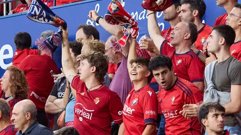 La grada del estadio de El Sadar durante el partido de LaLiga EA Sports entre CA Osasuna y Getafe CF disputado en Pamplona. I&Ntilde;IGO ALZUGARAY