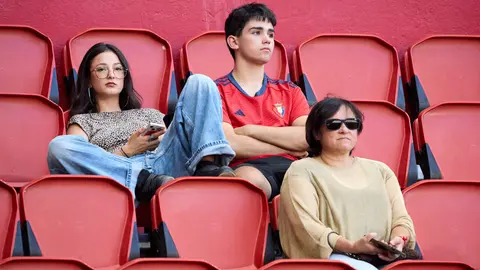 La grada del estadio de El Sadar durante el partido de LaLiga EA Sports entre CA Osasuna y RCD Espanyol disputado en Pamplona. I&Ntilde;IGO ALZUGARAY
