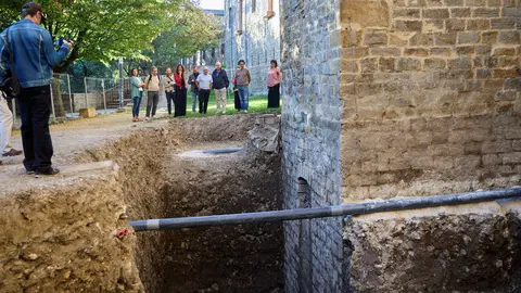Visita a las excavaciones arqueol&oacute;gicas que se est&aacute;n llevando a cabo en la ronda del Obispo Barbaz&aacute;n, junto a la torre Barbazana. I&Ntilde;IGO ALZUGARAY