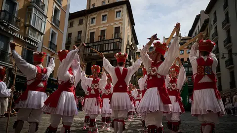 Los dantzaris de Duguna bailan la Espata-Dantza en la Plaza del Ayuntamiento por San Ferm&iacute;n Chiquito 2026. PABLO LASAOSA
