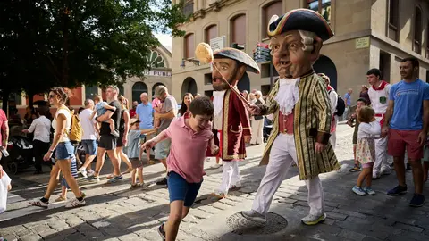 La Comparsa de Gigantes y Cabezudos ameniza las calles de Pamplona por San Ferm&iacute;n Chiquito 2026. PABLO LASAOSA