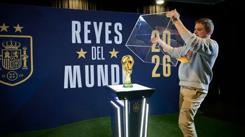 Inauguraci&oacute;n de la exposici&oacute;n 'Reyes del Mundo', organizada por la Real Federaci&oacute;n Espa&ntilde;ola de F&uacute;tbol (RFEF) en Baluarte. PABLO LASAOSA