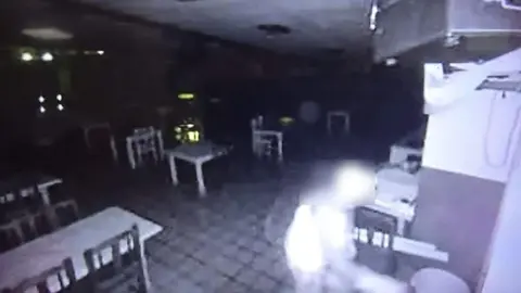 Captura del v&iacute;deo del ladr&oacute;n en el establecimiento de Valle de Eg&uuml;&eacute;s. GUARDIA CIVIL