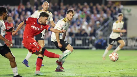 Kike Barja consigue el 0-2 con este disparo en Calatayud. CA Osasuna.
