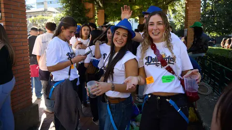 Botell&oacute;n y fiesta previa a la Carpa Universitaria de Oto&ntilde;o 2026 de los estudiantes de la Universidad P&uacute;blica de Navarra en el parque de la Medialuna de Pamplona. I&Ntilde;IGO ALZUGARAY