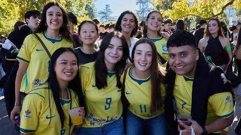 Botell&oacute;n y fiesta previa a la Carpa Universitaria de Oto&ntilde;o 2026 de los estudiantes de la Universidad P&uacute;blica de Navarra en el parque de la Medialuna de Pamplona. I&Ntilde;IGO ALZUGARAY