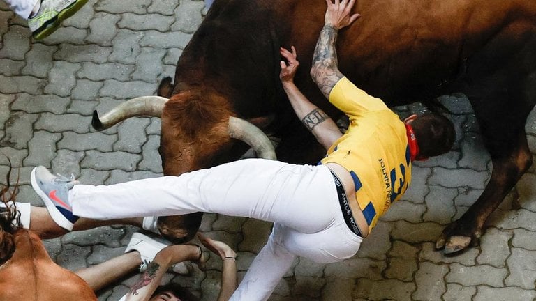 San Fermín | La cornada y el caos de los toros de Cebada Gago en el encierro en el callejón
