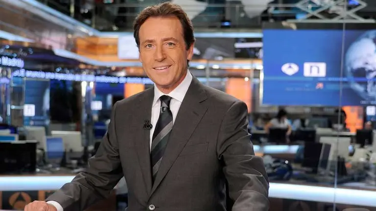 El presentador Mat&iacute;as Prats en el plat&oacute; de Antena 3.