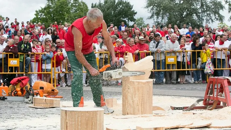 Deporte rural en sanfermines en Pamplona. Corte de tronco con motosierra. San Fermín. CRISTINA NÚÑEZ BAQUEDANO 2