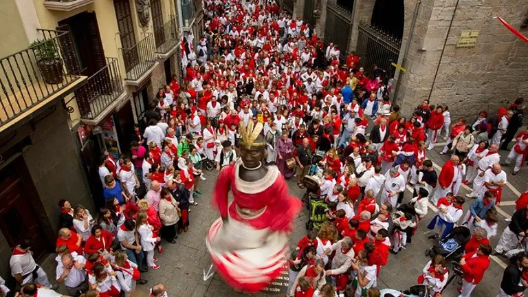 Comparsa de gigantes y cabezudos de Pamplona. Sanfermines, San Fermín, actividades infantiles, kilikis, niños. JESÚS GARZARÓN  (1)