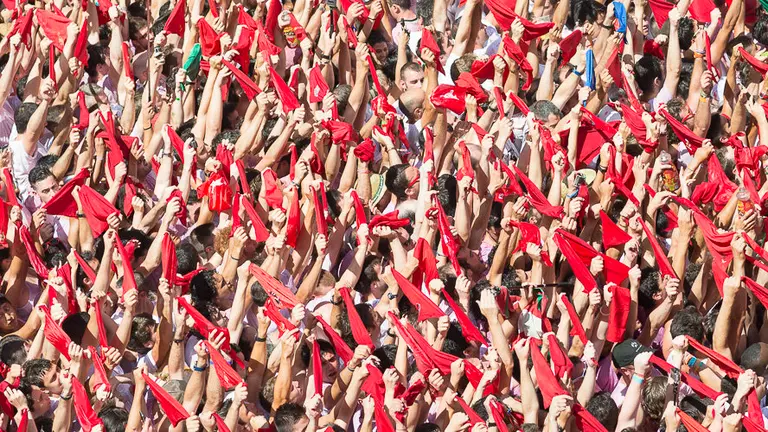 Pañuelos al aire en la celebración del Chupinazo de San Fermín durante los Sanfermines de 2015. PABLO LASAOSA.