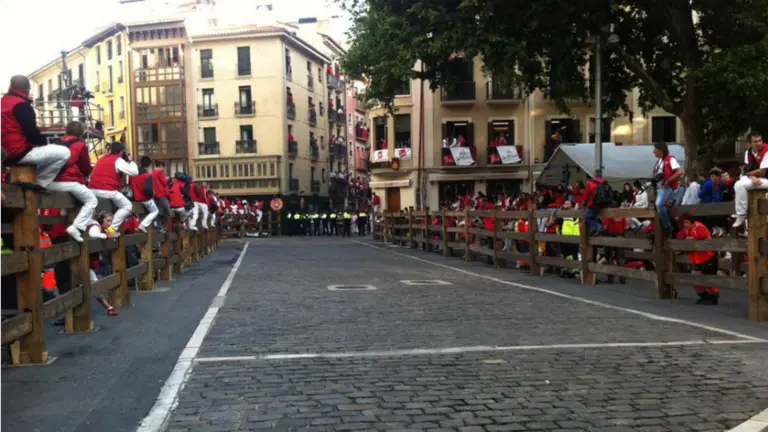 Barrera policial en el recorrido del encierro. NATALIA ROUZAUT