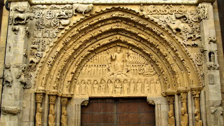 Portada de la iglesia de Santa Mar&iacute;a la Real de Sang&uuml;esa.