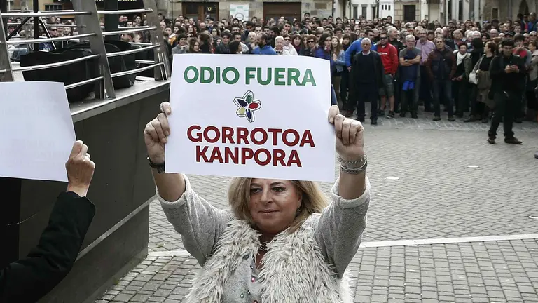 Consuelo Ord&oacute;&ntilde;ez, presidenta del colectivo Covite, junto con cuatro v&iacute;ctimas del terrorismo han defendido con pancartas la presencia de la Guardia Civil en la localidad navarra de Alsasua coincidiendo con la manifestaci&oacute;n en contra del cuerpo organizada por Sortu y colectivos vecinales. EFE/Jes&uacute;s Diges