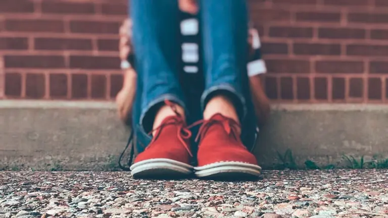 Un adolescente sentado en el suelo en una imagen de recurso. ARCHIVO