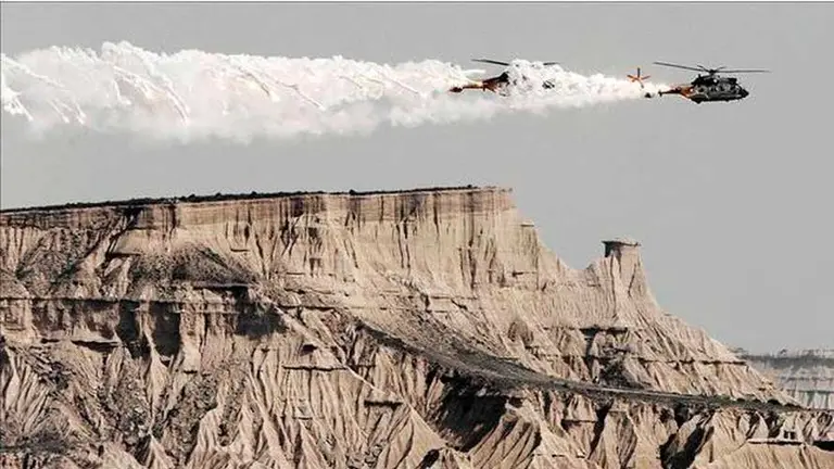Una maniobra militar realizada con anterioridad en el pol&iacute;gono de tiro de las Bardenas. EFE.