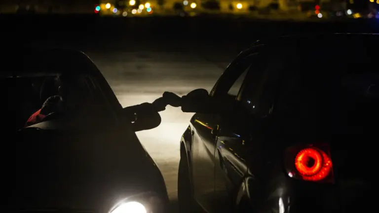 Trapichean con droga de coche a coche. EE