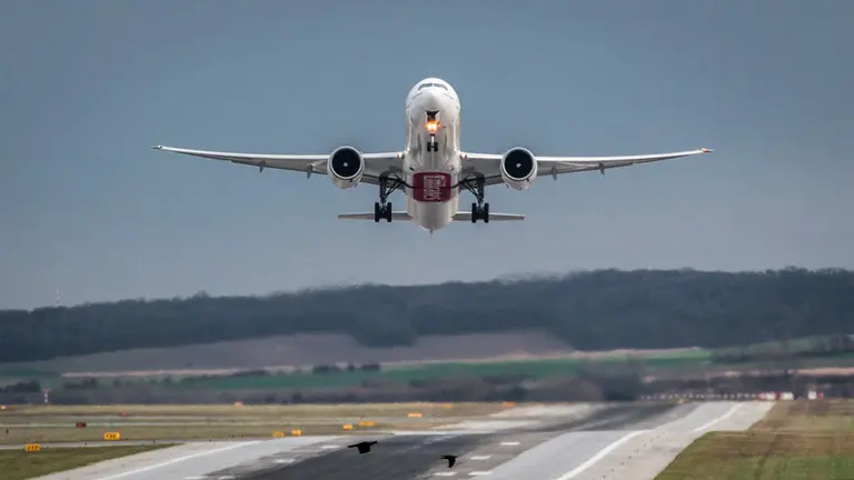 Un avi&oacute;n despegando en un aeropuerto. ARCHIVO.