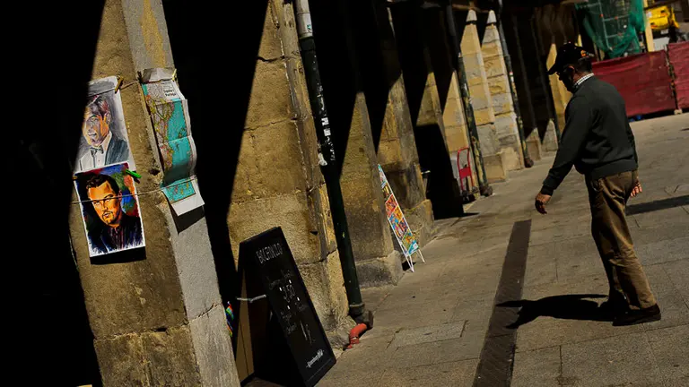 Un hombre camina por la Plaza del Castillo de Pamplona aprovechando el buen tiempo. PABLO LASAOSA
