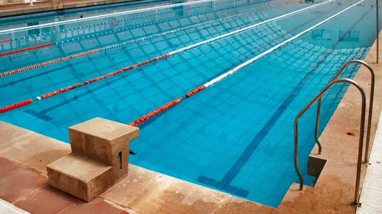 Piscina cubierta de una imagen de archivo. ARCHIVO