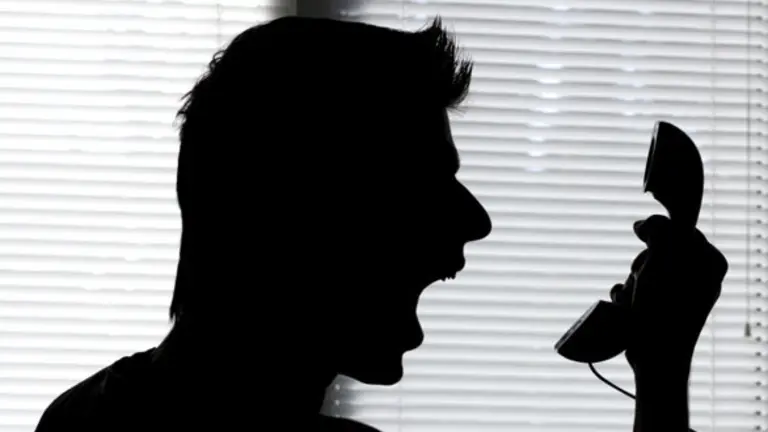 Un hombre cabreado hablando por tel&eacute;fono. ARCHIVO