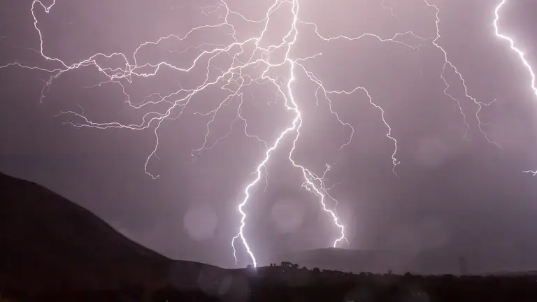 Imagen de un rayo cayendo sobre un campo durante una tormenta el&eacute;ctrica ARCHIVO