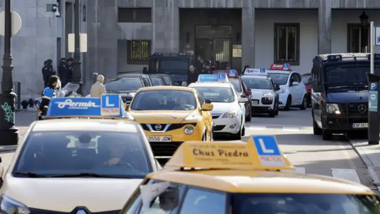 Imagen de una concentraci&oacute;n de autoescuelas ante la falta de examinadores EFE Archivo