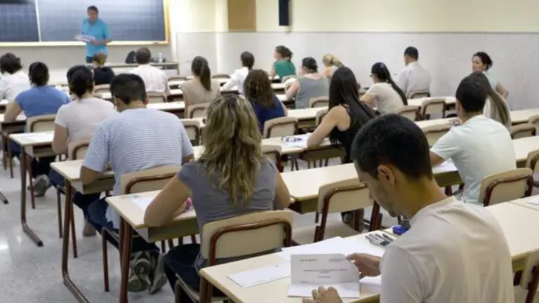 Imagen de archivo de un examen de oposiciones de Educaci&oacute;n para convocar plazas de maestros EFE