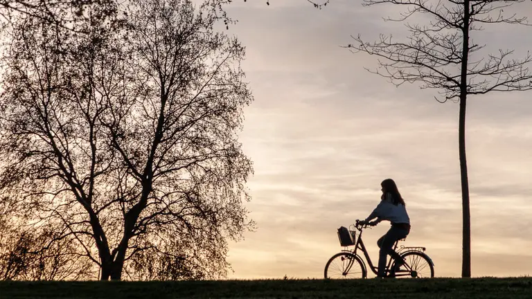 Tarde primaveral en la Vuelta del Castillo de Pamplona. Tiempo, calor, sol.  (18). IÑIGO ALZUGARAY