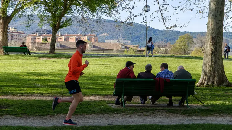 Tarde primaveral en el Parque Yamaguchi de Pamplona. Tiempo, calor, sol.  (7). IÑIGO ALZUGARAY