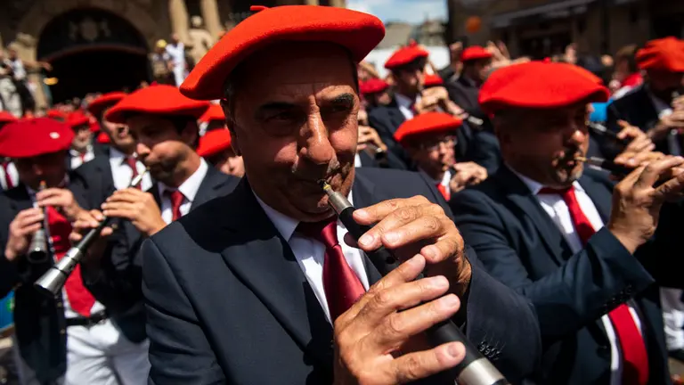 Los gaiteros salen de la Plaza del Ayuntamiento de Pamplona tras el lanzamiento del chupinazo. MIGUEL OSÉS 0042
