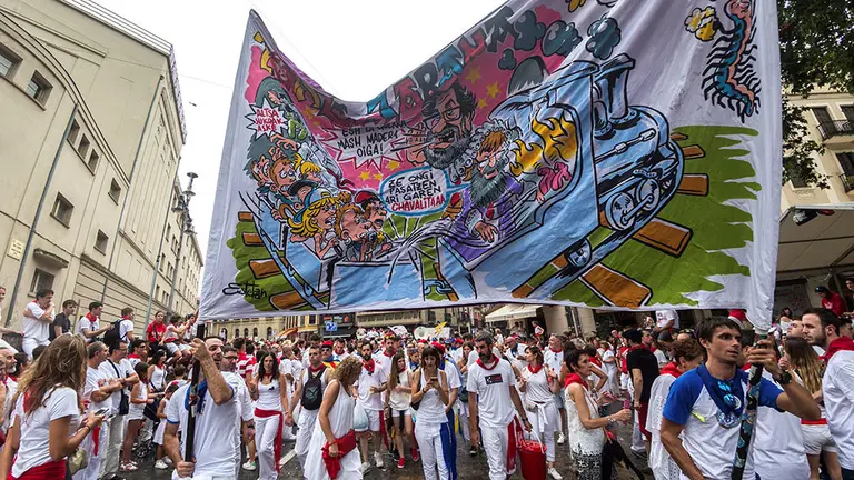 Llegada de peñas y charangas a la plaza de toros antes de la primera corrida de la fiestas de San Fermín, en Pamplona. EFE/Rodrigo Jiménez
