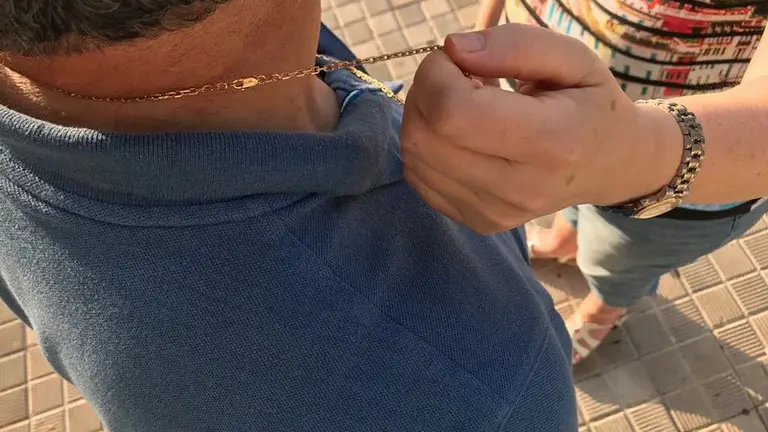 Una persona es v&iacute;ctima de robo mediante el modus operandi del abrazo, empleado para hurtar joyas y especialmente cadenas de oro. POLIC&Iacute;A MUNICIPAL DE PAMPLONA
