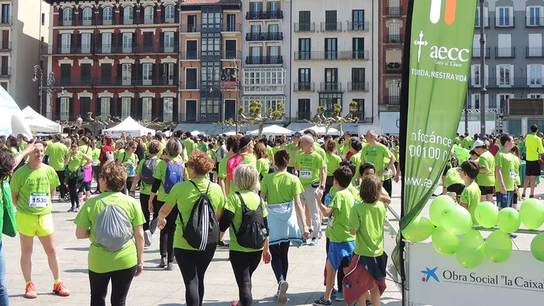 La marea verde contra el c&aacute;ncer en una de las carreras organizada por la Asociaci&oacute;n Espa&ntilde;ola contra el C&aacute;ncer en Pamplona Foto AECC