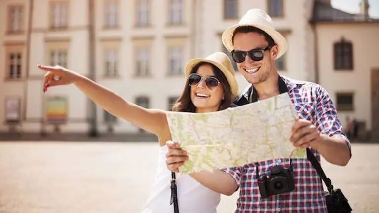 Dos turistas de vacaciones en una ciudad ARCHIVO