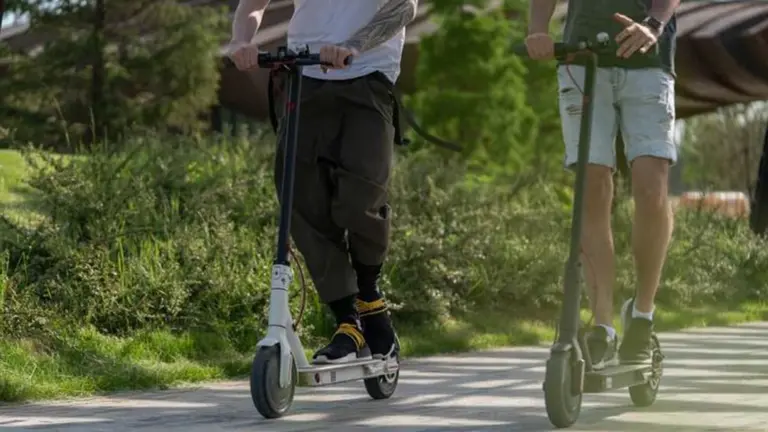 Dos j&oacute;venes sobre patinetes el&eacute;ctricos ARCHIVO