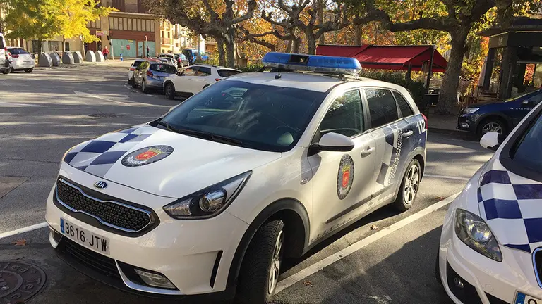 Veh&iacute;culos de la polic&iacute;a municipal de Estella junto al Ayuntamiento. CEDIDA