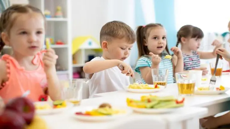 Ni&ntilde;os comiendo en un comedor escolar ARCHIVO