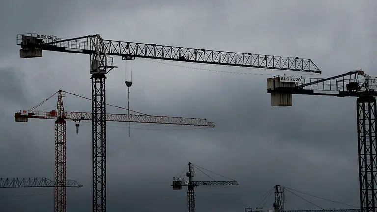 Varias gr&uacute;as de diferentes obras permanecen paradas, este mi&eacute;rcoles, d&iacute;as despu&eacute;s de que el Gobierno anunciara la ampliaci&oacute;n del confinamiento tras la declaraci&oacute;n del estado de alarma en la que el sector de la construcci&oacute;n ha sido uno de los mas afectados.  EFE/ Jes&uacute;s Diges