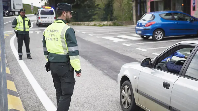 Dos agentes de la Guardia Civil de Tr&aacute;fico en un control policial durante el d&iacute;a 32 del estado de alarma y dos d&iacute;as despu&eacute;s de que se haya reactivado la actividad laboral no esencial en las empresas cuyos empleados no puedan teletrabajar - Eduardo Sanz - Europa Press.