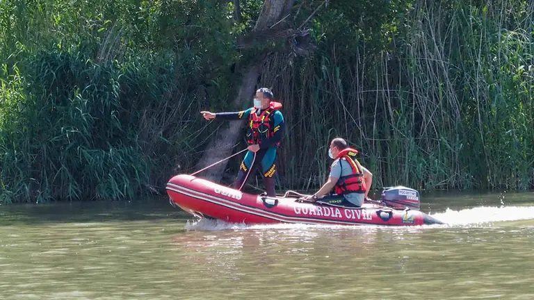 El jefe de Rastreo forestal y rastreador profesional, Fernando G&oacute;mez (sentado) y un agente del Seprona de la Guardia Civil, en una lancha durante las tareas de b&uacute;squeda del cocodrilo que fue avistado el pasado s&aacute;bado en Pesqueruela, en la confluencia de los r&iacute;os Duero y Pisuerga. El experto rastreador inspeccionar&aacute; la zona durante el d&iacute;a de hoy con el fin de localizar al animal, cuya longitud oscila entre 1 y 1,5 metros. En Pesqueruela, Simancas, Valladolid, Castilla y Le&oacute;n (Espa&ntilde;a), a 8 de junio de 2020.

08 JUNIO 2020 ANIMAL SALVAJE;R&Iacute;O;PELIGRO;B&Uacute;SQUEDA;RASTREO

8/6/2020