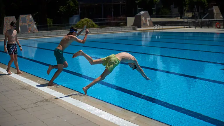 Reapertura de las piscinas de Aranzadi con el 75% de aforo para la temporada de verano. MIGUEL OS&Eacute;S