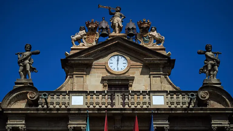 El reloj de la plaza del ayuntamiento marca las 12 de la ma&ntilde;ana. MIGUEL OS&Eacute;S