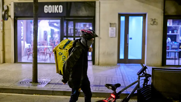 Repartidores de comida a domicilio de la empresa &ldquo;Glovo&rdquo; recorren las calles de Pamplona llevando pedidos. PABLO LASAOSA