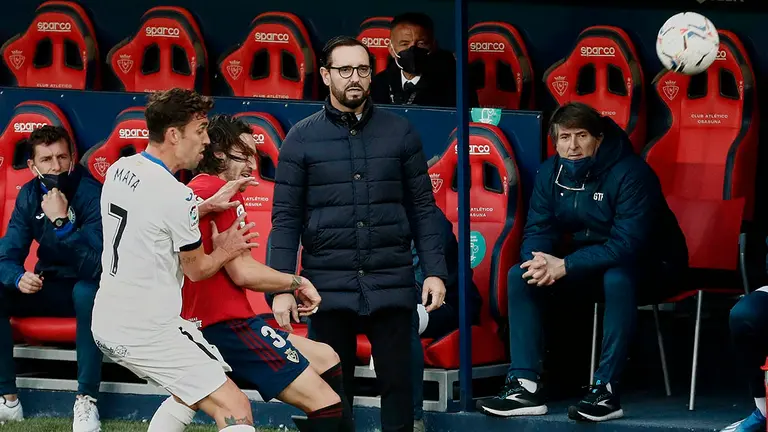 El entrenador del Getafe, Jos&eacute; Bordal&aacute;s (2-d), durante el partido de Liga en Primera Divisi&oacute;n ante Osasuna que disputan este s&aacute;bado en el estadio de El Sadar, en Pamplona. EFE/Jes&uacute;s Diges