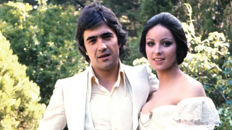 El cantautor, Patxi Andi&oacute;n, y la Miss Universo, Amparo Mu&ntilde;oz, el d&iacute;a de su boda, celebrada el 16 de mayo de 1976 en la ermita de Nuestra Se&ntilde;ora de Andi&oacute;n, ubicada entre Larraga y Mendigorr&iacute;a. EFE