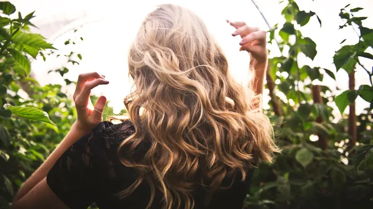 Una mujer anda por el campo con el pelo al aire. ARCHIVO