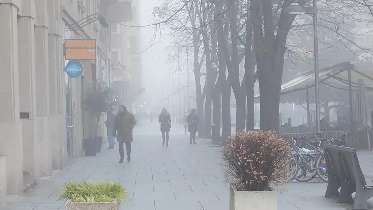 Mañana de niebla en la avenida Carlos III. Pamplona encadena dos semanas seguidas amaneciendo bajo una densa niebla en sus calles. IÑIGO ALZUGARAY